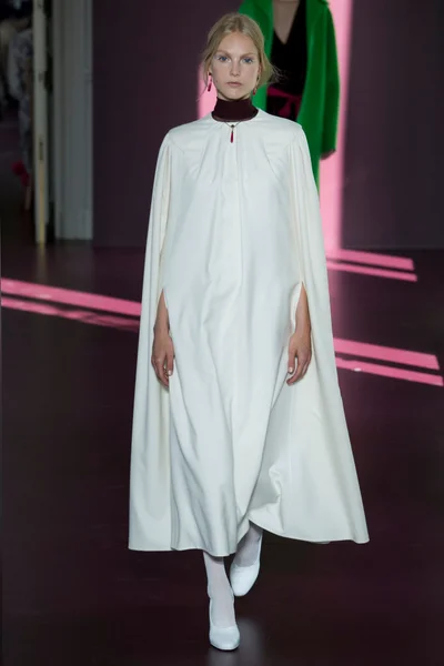 Look 16